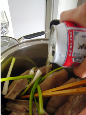 啤酒煨猪蹄 ,<a style='color:red;display:inline-block;' href='/shicai/ 413'>猪蹄</a>飞水，洗净，重新放到锅中，加入葱<a style='color:red;display:inline-block;' href='/shicai/ 37'>姜</a>，倒入<a style='color:red;display:inline-block;' href='/shicai/ 897'>啤酒</a>