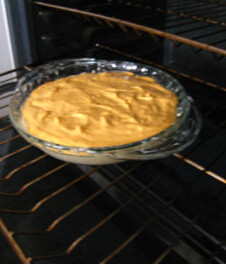 南瓜酸奶油蛋糕,酸奶有，南瓜泥，30g糖拌匀，然后分次加入鸡蛋，搅拌均匀，倒在饼坯上