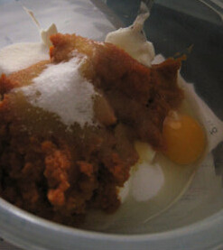 南瓜酸奶油蛋糕,把面粉，黄油，15g糖，盐混合压入烤盘内