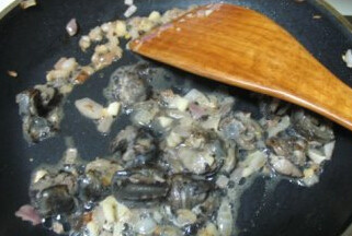 法式焗蜗牛,倒入白葡萄酒,煮大概2分钟后,加入盐和白胡椒粉炒匀,盛出备用