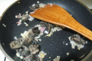 法式焗蜗牛,烤蜗牛:油锅下入剩余的洋葱蒜末中小火炒香后,倒入洗净的蜗牛炒一分钟