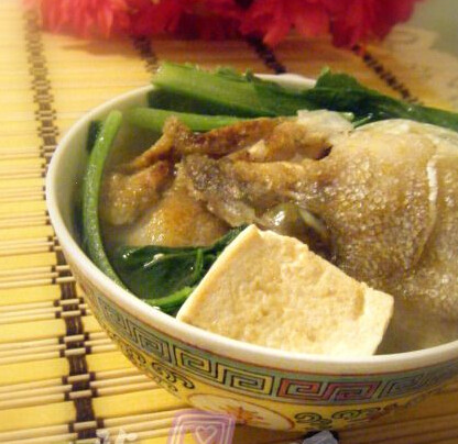 芥菜鱼头豆腐汤,放芥菜,大火煮开后,转成小火煮5分钟,即可。