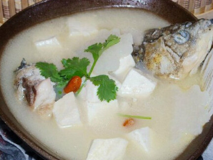 芥菜鱼头豆腐汤,另锅放清水大火煮开,加入煎香的鱼头,豆腐和剩下的姜片,小火煮至汤汁变成乳白色