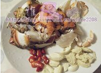 黑椒牛油炒蟹,姜去皮,切片;大蒜去皮,拍扁;辣椒切成粒,蟹宰杀干净,斩成块,蟹钳拍裂,待用