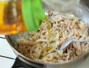 黑椒酥虾饼 ,倒入少许<a style='color:red;display:inline-block;' href='/shicai/ 850'>大豆油</a>，加盐，黑胡椒调味搅拌均匀