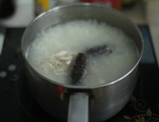 海参三鲜粥,熬到6成的时候，放入海参，鸡丝，虾肉，熬至粥软烂粘稠