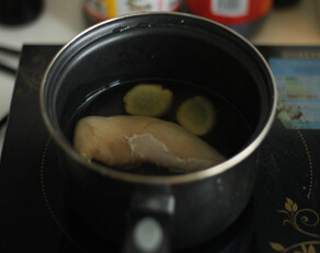 海参三鲜粥,锅内放水，放2片姜，适量<a style='color:red;display:inline-block;' href='/shicai/ 718'>料酒</a>，放入<a style='color:red;display:inline-block;' href='/shicai/ 101'>鸡胸肉</a>，煮熟