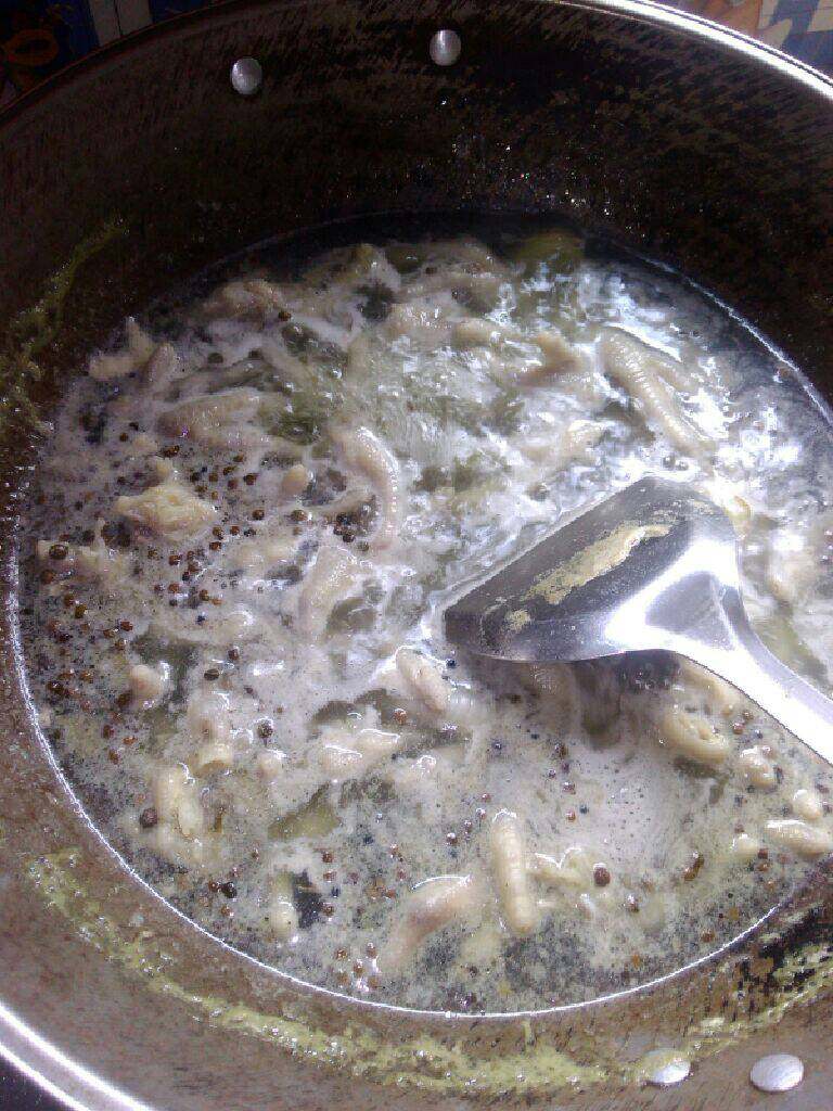 泡椒鸡爪,把鸡爪剪掉指甲  对半切  锅里加水烧开   下鸡爪   锅里放花椒    姜片   料酒     中火煮十分钟     筷子插的动肉就可以了