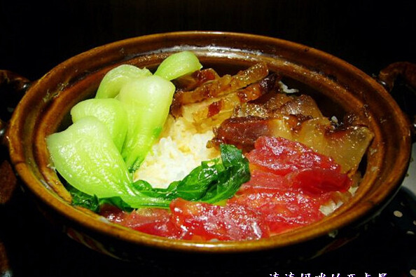 腊味煲仔饭 ,拿一个小碗，放入一点<a style='color:red;display:inline-block;' href='/shicai/ 788'>生抽</a>，<a style='color:red;display:inline-block;' href='/shicai/ 721'>蚝油</a>，<a style='color:red;display:inline-block;' href='/shicai/ 3738'>芝麻油</a>，一点凉开水，趁热淋在煮好的煲仔饭上就OK啦