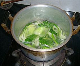 腊味煲仔饭 ,另开一锅,放水和适量的盐、油,放<a style='color:red;display:inline-block;' href='/shicai/ 3517'>青菜</a>去焯熟,然后夹到饭面