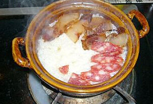 腊味煲仔饭 ,沿着锅边放一点油,一直小火煮到会听到油啪啪的小声响时,饭就OK了