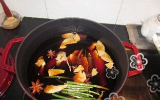 卤味,冰糖、料酒、老抽、盐和油,再倒入没过所有材料的水