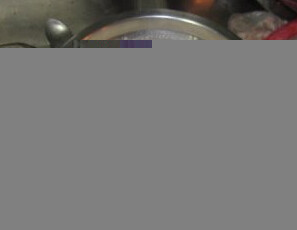 玫瑰奶酪蛋糕 ,加入牛奶和油搅拌至均匀