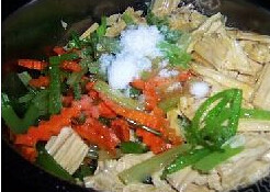 腐竹芹菜,加入盐 <a style='color:red;display:inline-block;' href='/shicai/ 10588'>糖</a> 香油 鸡精搅拌均匀即可