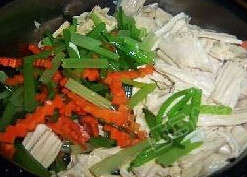 腐竹芹菜,焯好水的腐竹 加入芹菜 胡萝卜搅拌