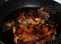 照烧鸡腿生菜卷,鸡腿肉,皮朝下放入油锅中,一面结痂后翻面,再煎另一面