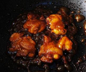 蜜橙翅根,等鸡肉发白基本熟时,取少许之前的腌料水,然后加入一点点<a style='color:red;display:inline-block;' href='/shicai/ 762'>老抽</a>条均匀后倒入锅中