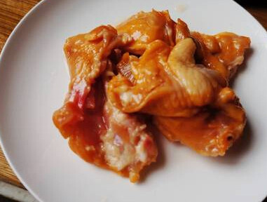 蜜橙翅根,将腌制好的鸡肉取出,沥掉多余水份