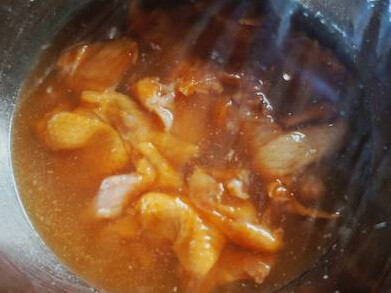 蜜橙翅根,将鸡肉泡入腌料水中,封好保鲜膜。放冰箱冷藏一夜