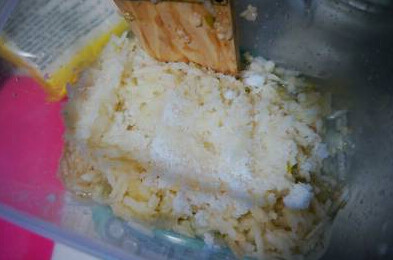 千日红香梨果酱 ,香梨去皮,用擦子擦丝,擦2个梨子,铺一层糖,腌制片刻