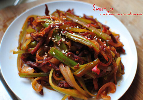 干煸牛肉丝口袋烙饼,最后加入芹菜丝,撒入<a style='color:red;display:inline-block;' href='/shicai/ 666'>芝麻</a>翻炒均匀出锅备用