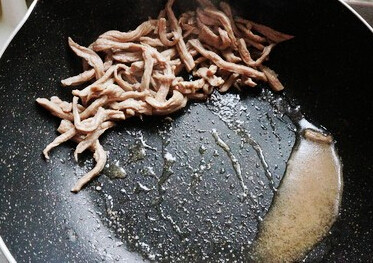 干煸牛肉丝口袋烙饼,热锅凉油,小火不停煸牛肉,将牛肉中的水汽煸彻底煸出,然后捞起<a style='color:red;display:inline-block;' href='/shicai/ 6333'>牛肉丝</a>