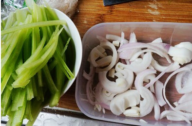 干煸牛肉丝口袋烙饼,牛肉、芹菜、洋葱切丝