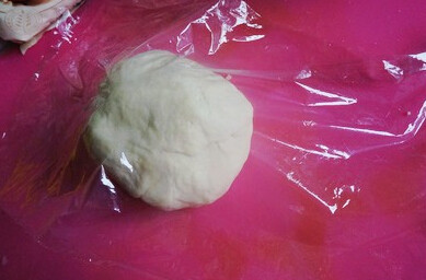 干煸牛肉丝口袋烙饼,面粉加热水用筷子先搅拌成絮,然后揉成光滑面团,盖保鲜膜静置20几分钟