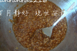 红糖燕麦饼干,分次加入蛋液，搅打均匀。