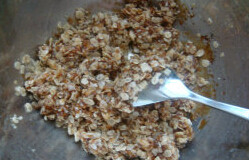 红糖燕麦饼干,加入速食燕麦片,趁热用勺子搅拌均匀