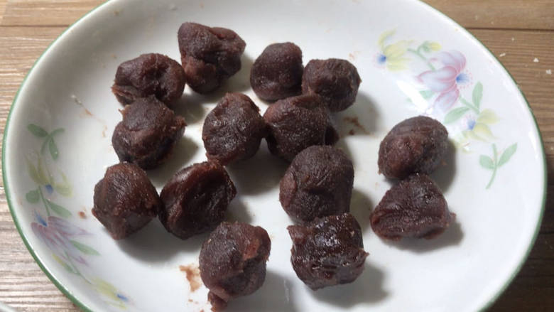 田园南瓜饼,蒸南瓜的时间,备好豆沙球,将豆沙提前取出解冻,分成适合的小圆球