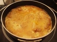 猪排丼,煮的时候把两个鸡蛋打成蛋液,不用打很散。等汤汁有点收的时候倒入一半的蛋液上去,加盖焖一会儿等蛋液凝固一些,然后再浇上另一半然后加盖关火焖,蛋液半熟即可。