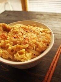 猪排丼,盛好一碗白米饭，把煮好的猪排连汤汁盖到白米饭上面，撒上一些七味粉，就好了。