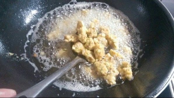 香脆肉丸子,将食材用小勺子打成圆形放入油锅炸