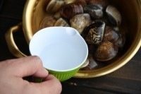 酒蒸蛤蜊-深夜食堂,加入蛤蜊，加60ml的清酒，盖上锅盖子煮开。