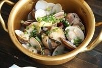 酒蒸蛤蜊-深夜食堂,蛤蜊一个个的张开嘴后，加10g无盐<a style='color:red;display:inline-block;' href='/shicai/ 887'>黄油</a>，2茶匙<a style='color:red;display:inline-block;' href='/shicai/ 788'>生抽</a>，一把<a style='color:red;display:inline-block;' href='/shicai/ 157'>小葱</a>碎，拌匀，略煮，开吃！