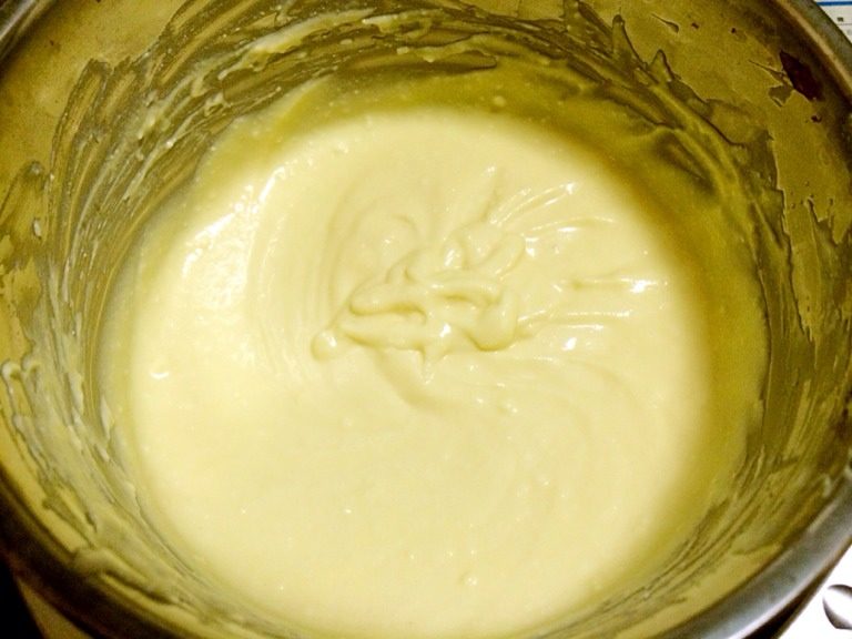 轻乳酪蛋糕,搅拌至浓稠均匀,无颗粒。从大盆里取出,用干净潮湿的毛巾盖住。