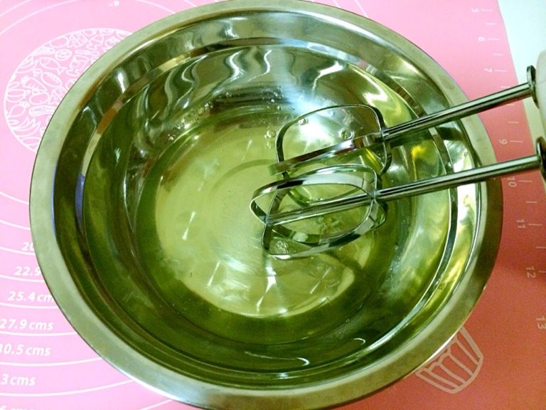 轻乳酪蛋糕,蛋清里加入三分之一的细砂糖,用电动打蛋器打发。砂糖分三次加完。