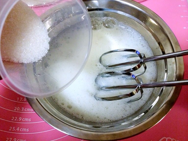 轻乳酪蛋糕,打至如鱼眼睛的大泡泡出现可加入第二次砂糖,继续打发。