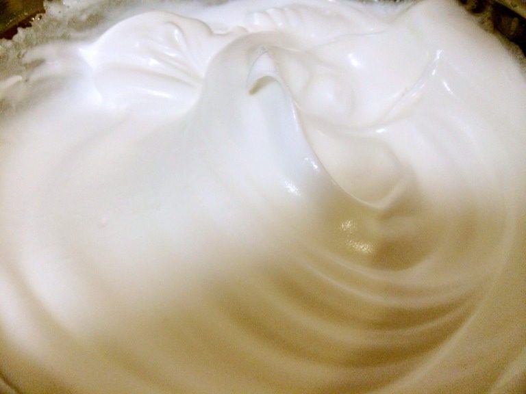 轻乳酪蛋糕,蛋白打发至稠密时加第三次砂糖。打发至湿性发泡,就是提起打蛋器,蛋白会出现弯弯的尖角。(打过了就是直直的尖角,叫硬性发泡)