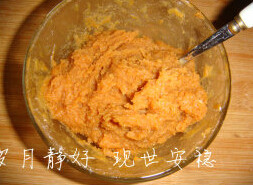 花生巧克力方块 ,花生酱中倒入蛋白液,拌匀后加入10g糖粉,用勺子搅拌均匀,做成馅料