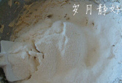 酒渍葡萄干曲奇,黄油软化,加糖打发,加入蛋液,搅拌均匀后筛人低粉