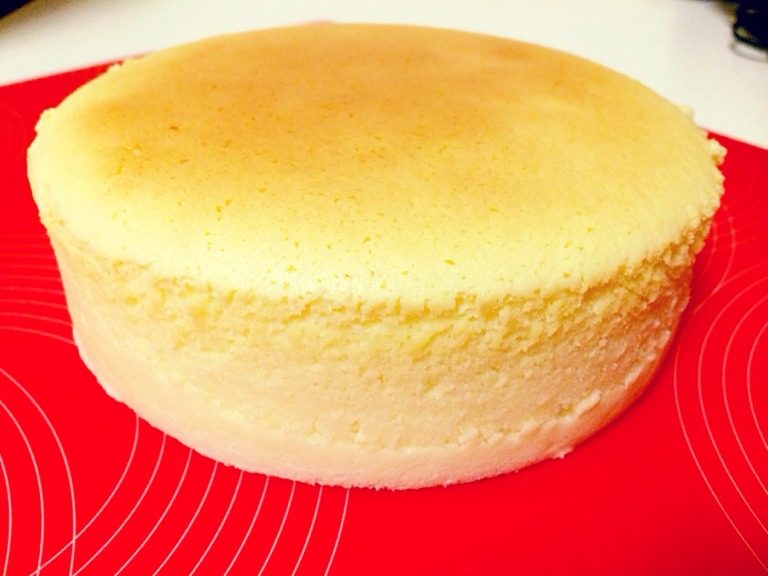 轻乳酪蛋糕,静置3分钟再脱模。活底模具脱模的窍门,用一个直径小于模具底盘的敦实点的罐头或玻璃杯。把蛋糕放在杯子上,轻轻向下拉动模具外侧。蛋糕会稳稳地出来。放进冰箱冷藏4小时以上口感更细腻。我是晚上做的,第二天早晨取出,时间正合适。