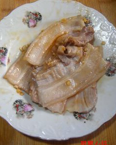 台式蒜泥白肉,利用焯豆芽菜的水,再煮开后关火,下入涮肉片,浸熟即可。捞出放盘中,用少许碗汁将肉片调味拌匀备用