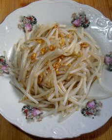 台式蒜泥白肉,焯好水的<a style='color:red;display:inline-block;' href='/shicai/ 2683'>豆芽菜</a>,先用少许的调味汁,伴一下,放在盘中备用