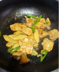 蚝油牛柳,浇入调好的碗汁,炒匀即可出锅