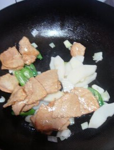 蚝油牛柳,另起锅放油,爆香葱姜;辣椒,倒入冬笋片;肉片炒匀