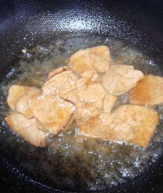 蚝油牛柳,上好浆的牛肉片,热锅凉油,一定要先将锅烧热,再倒入油,再放入肉片,滑熟备用