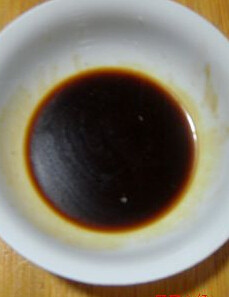 蚝油牛柳,调制碗汁:碗中放入糖;瓶装鸡汁;<a style='color:red;display:inline-block;' href='/shicai/ 721'>蚝油</a>;老抽;胡椒粉;香油;清水;水淀粉,调匀备用