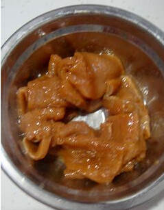 蚝油牛柳,在肉片上撒上<a style='color:red;display:inline-block;' href='/shicai/ 847'>香油</a>,放入冰箱中半小时